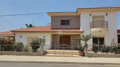 5+ кімнатний Окремий будинок на продаж, Лімасол